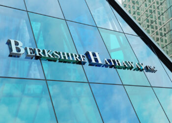 Berkshire Hathaway reduce su participación en Apple a la mitad