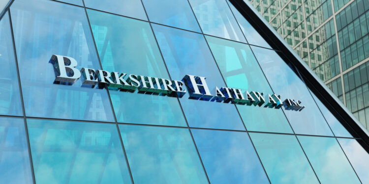Berkshire Hathaway reduce su participación en Apple a la mitad