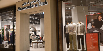 Acciones de Abercrombie & Fitch caen un 15% pese a crecimiento del 21% en ventas