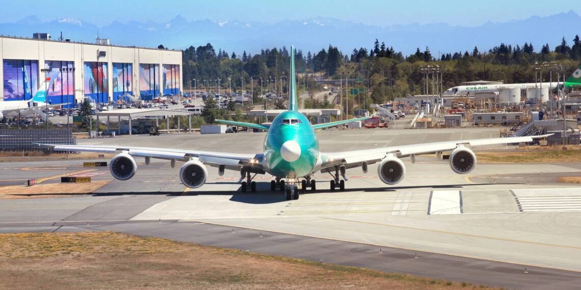 Boeing despide a miles de empleados en medio de huelga
