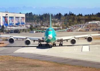 Boeing despide a miles de empleados en medio de huelga