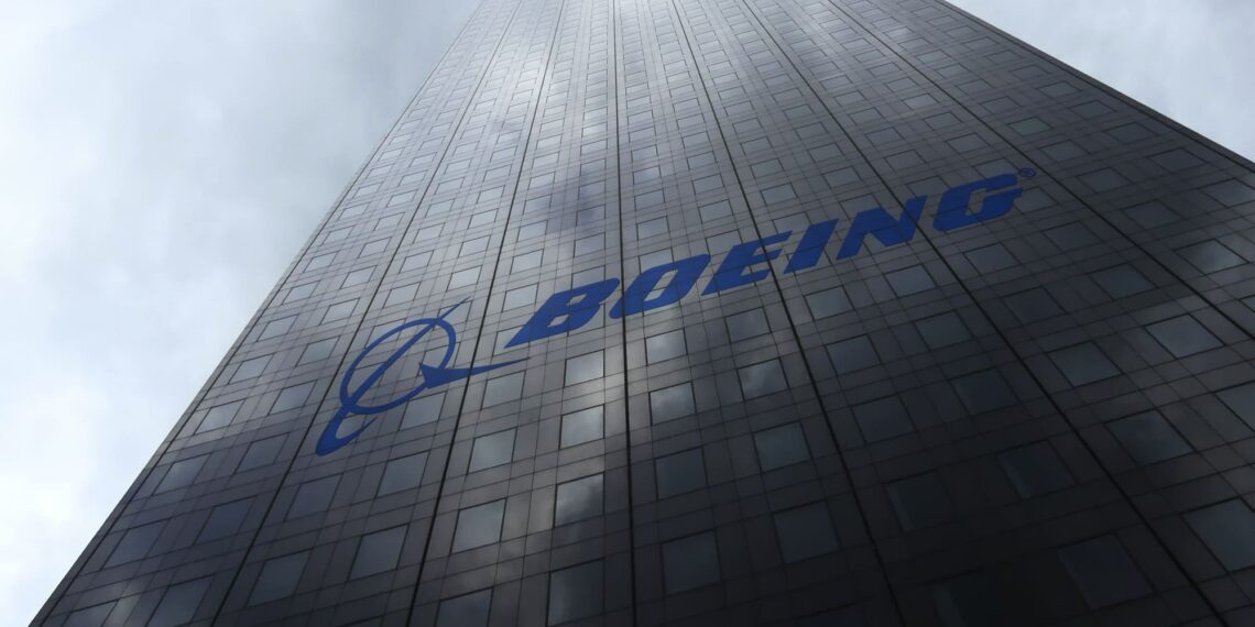 Huelga de trabajadores de Boeing podría prolongarse mientras luchan por mejoras salariales