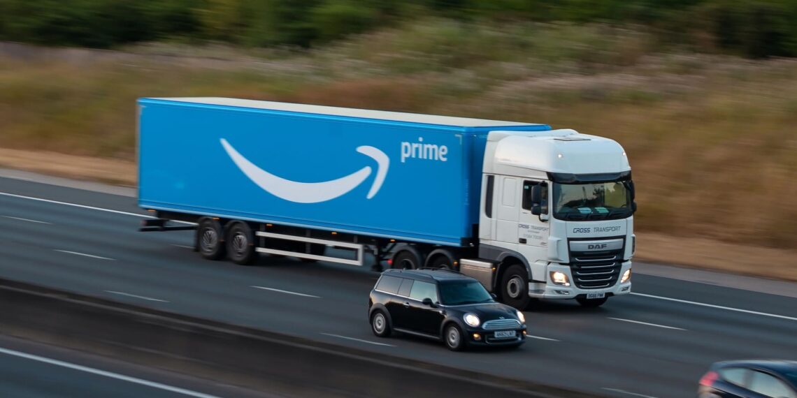 Amazon aumenta salarios de trabajadores y añade membresía Prime gratuita como beneficio