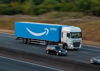 Amazon aumenta salarios de trabajadores y añade membresía Prime gratuita como beneficio