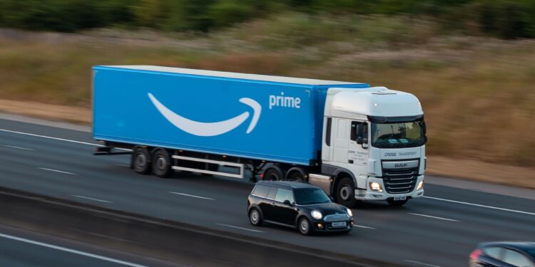 Amazon aumenta salarios de trabajadores y añade membresía Prime gratuita como beneficio