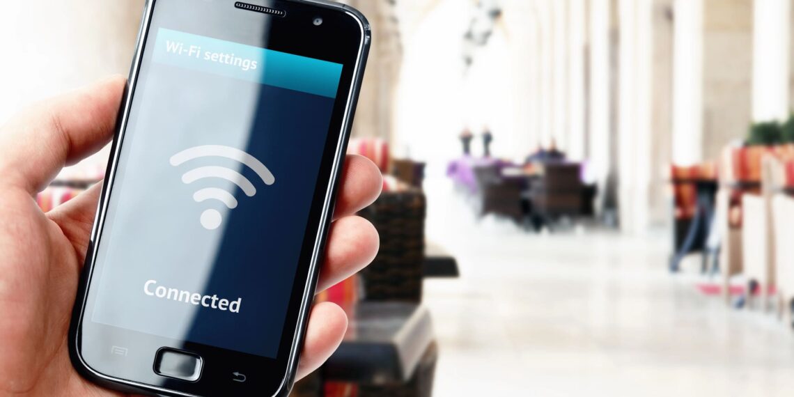 Peligros del Wi-Fi público en aeropuertos: una amenaza subestimada