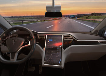 Tesla anuncia el lanzamiento internacional del sistema de conducción autónoma total