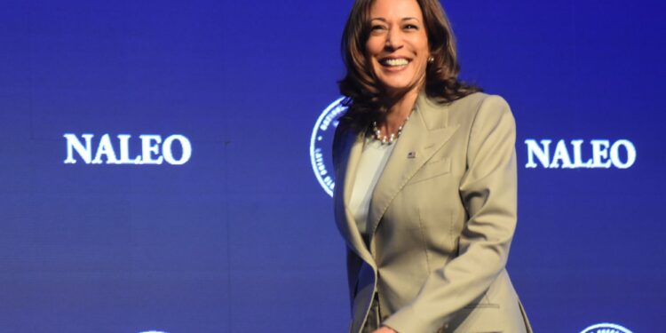 Kamala presenta un plan de impuestos que suaviza una propuesta más fuerte de Biden