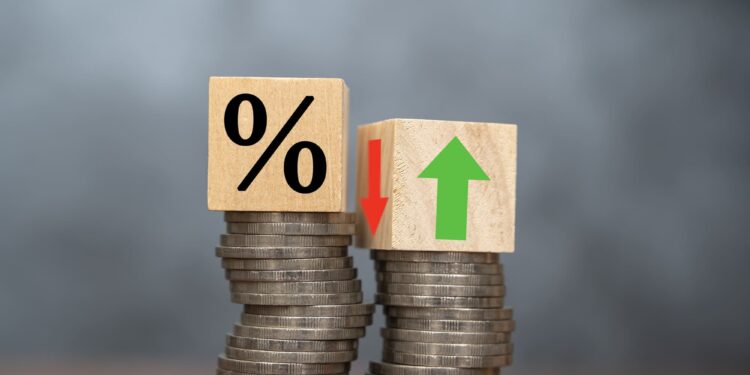 Pagos de intereses de la deuda de EE.UU. superan el billón de dólares, mientras el déficit crece