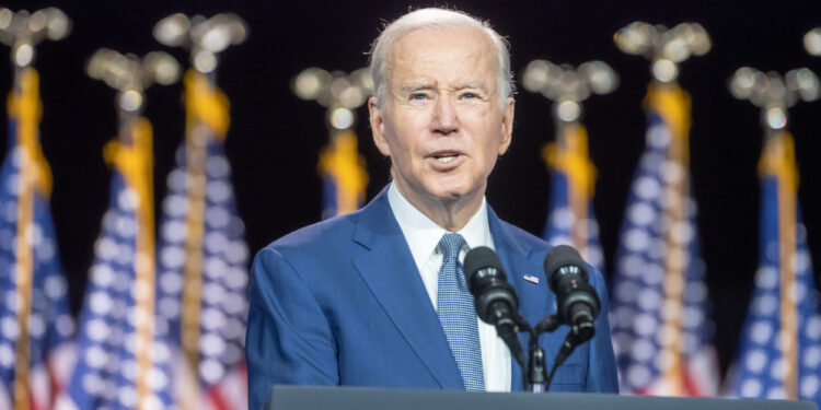 Biden plantea prohibir vehículos chinos en EE.UU. por riesgos de software