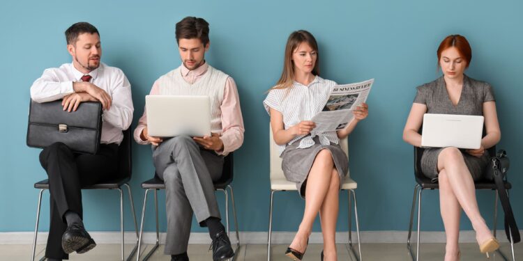 Desempleo en EE. UU. baja a 4.2% pese a crecimiento limitado en empleos