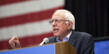 Bernie Sanders insta a Kamala Harris a aumentar la tasa impositiva sobre ganancias de capital