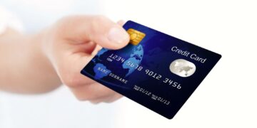 El gasto con tarjetas de crédito se desacelera mientras los consumidores ajustan sus hábitos