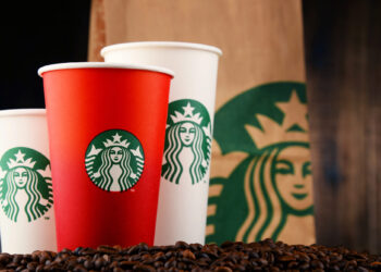 Starbucks enfrenta un reto: Cambios drásticos en estrategia tras un trimestre débil