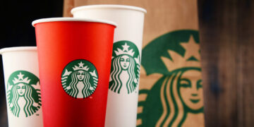 Starbucks enfrenta un reto: Cambios drásticos en estrategia tras un trimestre débil