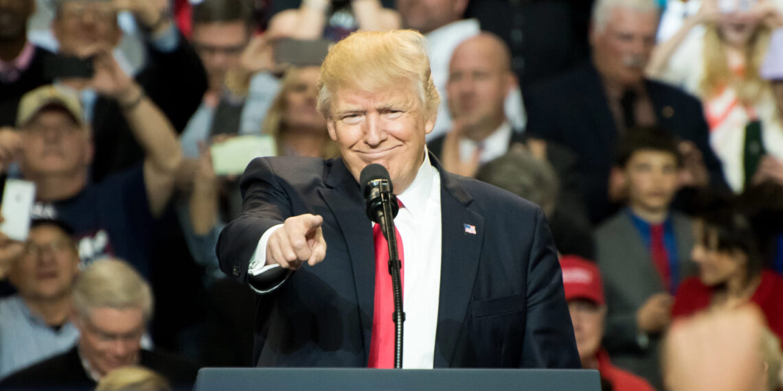 Polémica por comediante en evento de Trump que llamó a Puerto Rico “Isla de Basura”