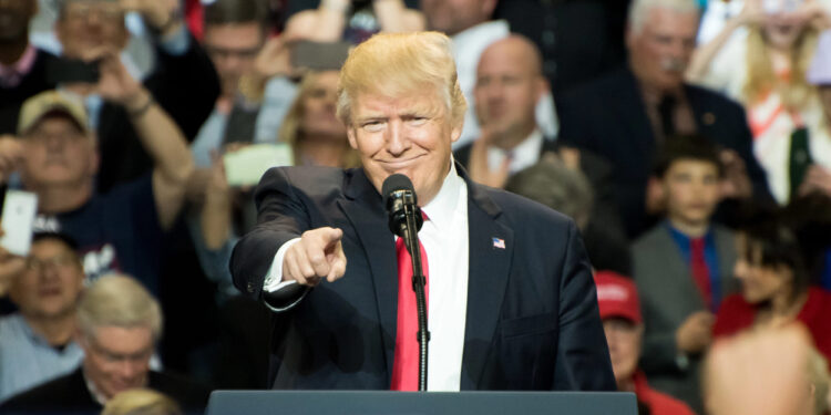 Polémica por comediante en evento de Trump que llamó a Puerto Rico “Isla de Basura”