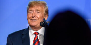 Trump trabaja en autoservicio de McDonald’s y la campaña de Kamala responde con burlas