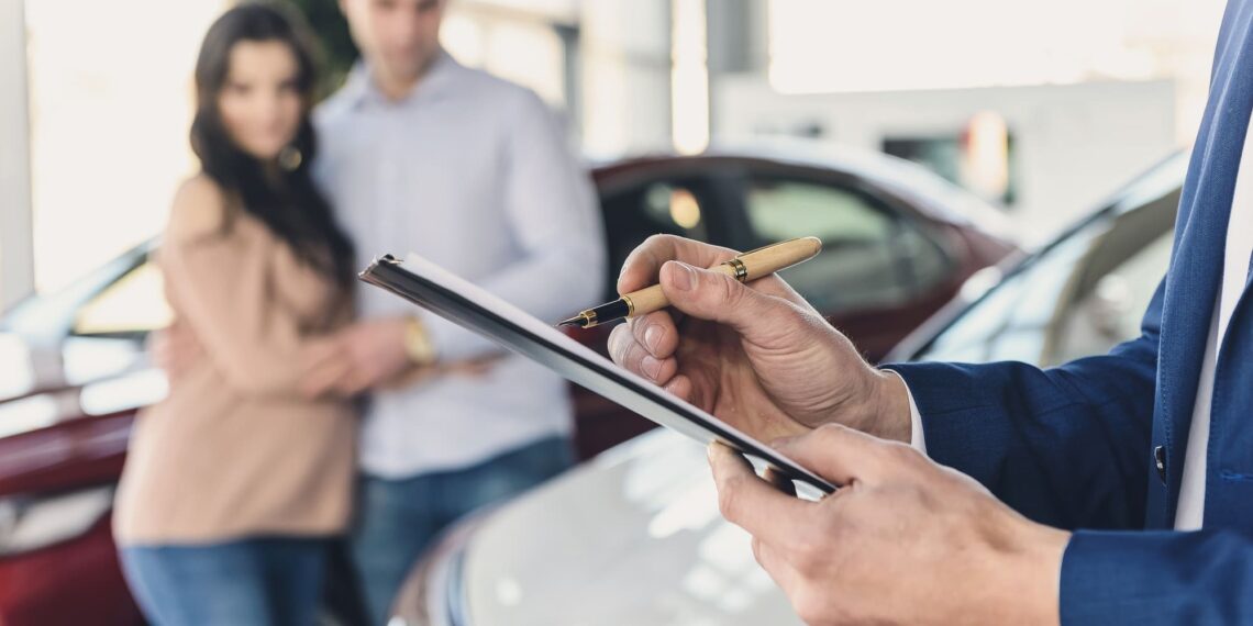 Los consumidores estadounidenses alcanzan niveles alarmantes de endeudamiento para autos