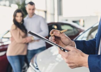 Los consumidores estadounidenses alcanzan niveles alarmantes de endeudamiento para autos