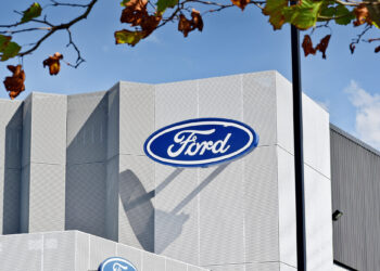 Ford ajusta a la baja sus expectativas de ganancias para 2024 tras resultados mixtos