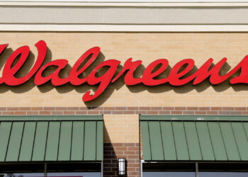 Walgreens cerrará 1,200 tiendas para 2027 mientras sus ganancias superan expectativas