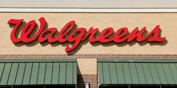 Walgreens cerrará 1,200 tiendas para 2027 mientras sus ganancias superan expectativas
