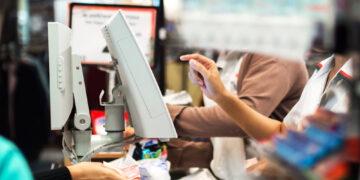 Las ventas minoristas en EE.UU. sorprenden al alza en septiembre, mientras las solicitudes de desempleo caen