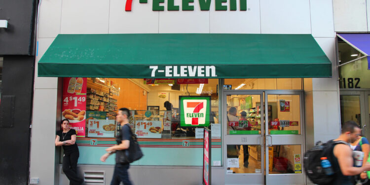 Casa matriz de 7-Eleven ajusta Proyecciones de Ganancias y Avanza en Reestructuración