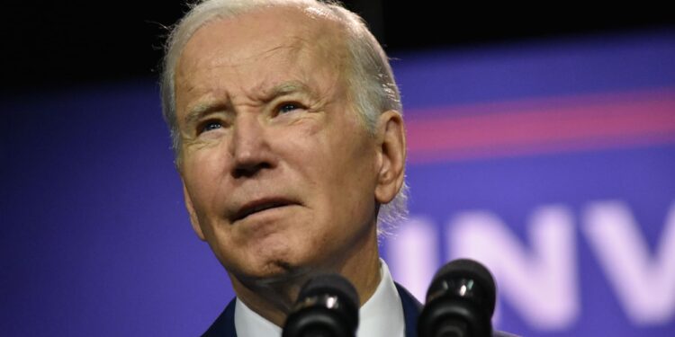 Plan de Biden busca condonar deuda estudiantil para quienes enfrentan crisis financieras graves