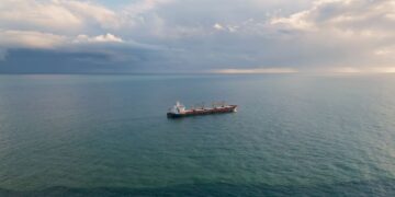 Petroleros iraníes huyen de la principal terminal de ese país en medio de temores