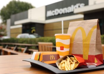Las acciones de McDonald’s caen luego de brote mortal de E. coli