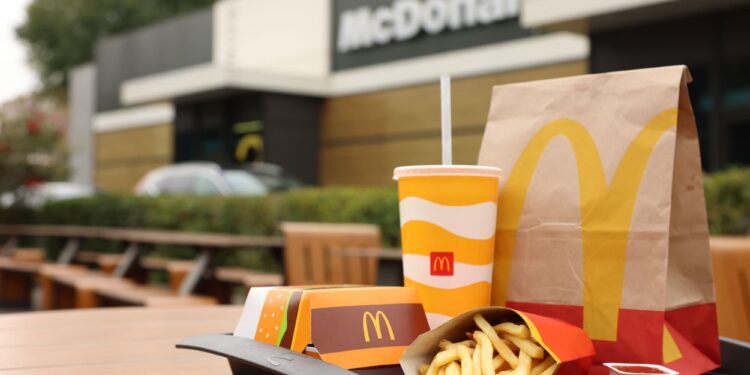 Las acciones de McDonald’s caen luego de brote mortal de E. coli