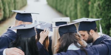 Títulos universitarios menos valiosos: casi todos ganan menos de $50,000