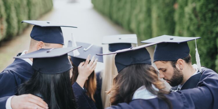 Títulos universitarios menos valiosos: casi todos ganan menos de $50,000