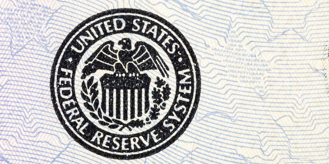 Larry Fink advierte sobre expectativas excesivas sobre posibles recortes de tasas de la FED