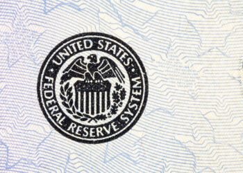 Larry Fink advierte sobre expectativas excesivas sobre posibles recortes de tasas de la FED