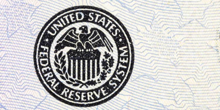 Larry Fink advierte sobre expectativas excesivas sobre posibles recortes de tasas de la FED