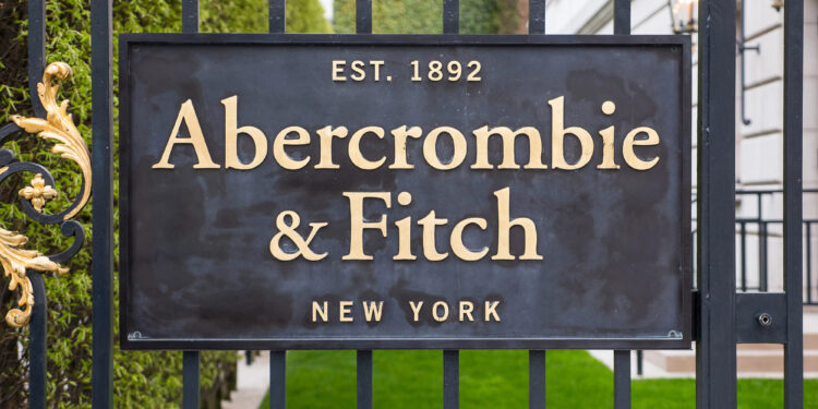 Mike Jeffries, exdirector de Abercrombie, enfrenta acusaciones de tráfico sexual y prostitución