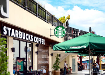 Caída de acciones de Starbucks tras informes de descenso en ventas y nuevas estrategias