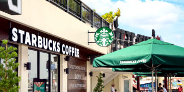 Caída de acciones de Starbucks tras informes de descenso en ventas y nuevas estrategias