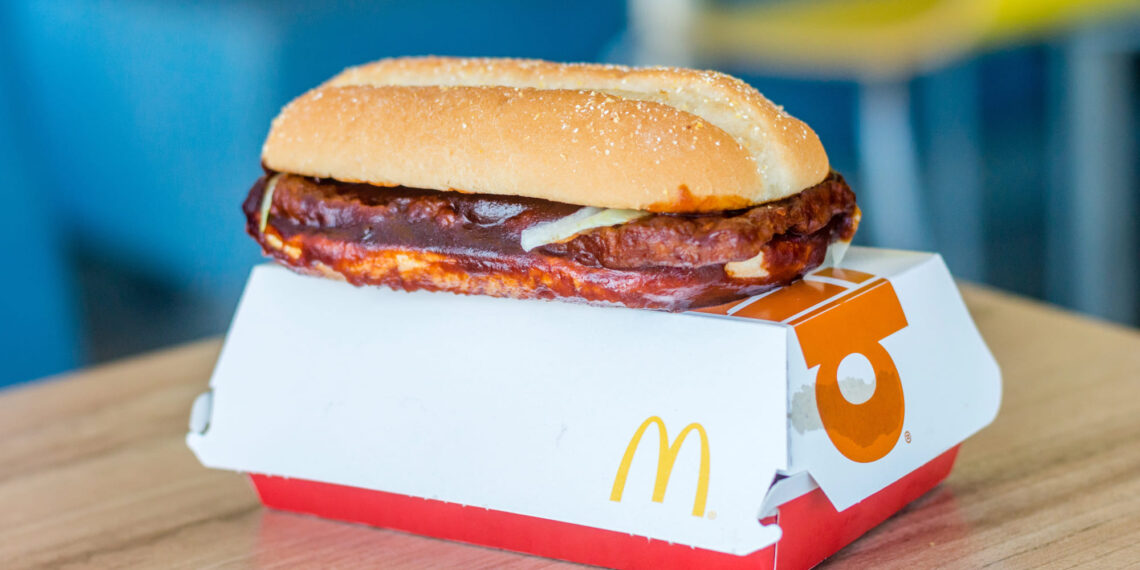El regreso del McRib: La estrategia detrás del sándwich de “edición limitada”