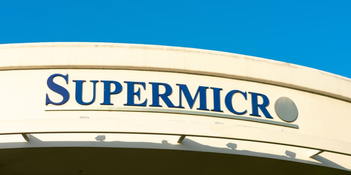 Super Micro enfrenta posible salida de Nasdaq tras caída histórica en sus acciones