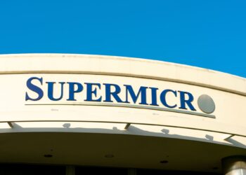 Super Micro enfrenta posible salida de Nasdaq tras caída histórica en sus acciones