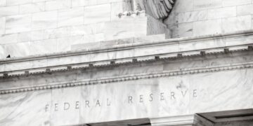 Un recorte de cuarto de punto en las tasas de interés fue confirmado por la Reserva Federal