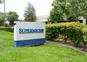 Super Micro cambia a Ernst & Young como auditor y presenta plan para evitar salida de Nasdaq