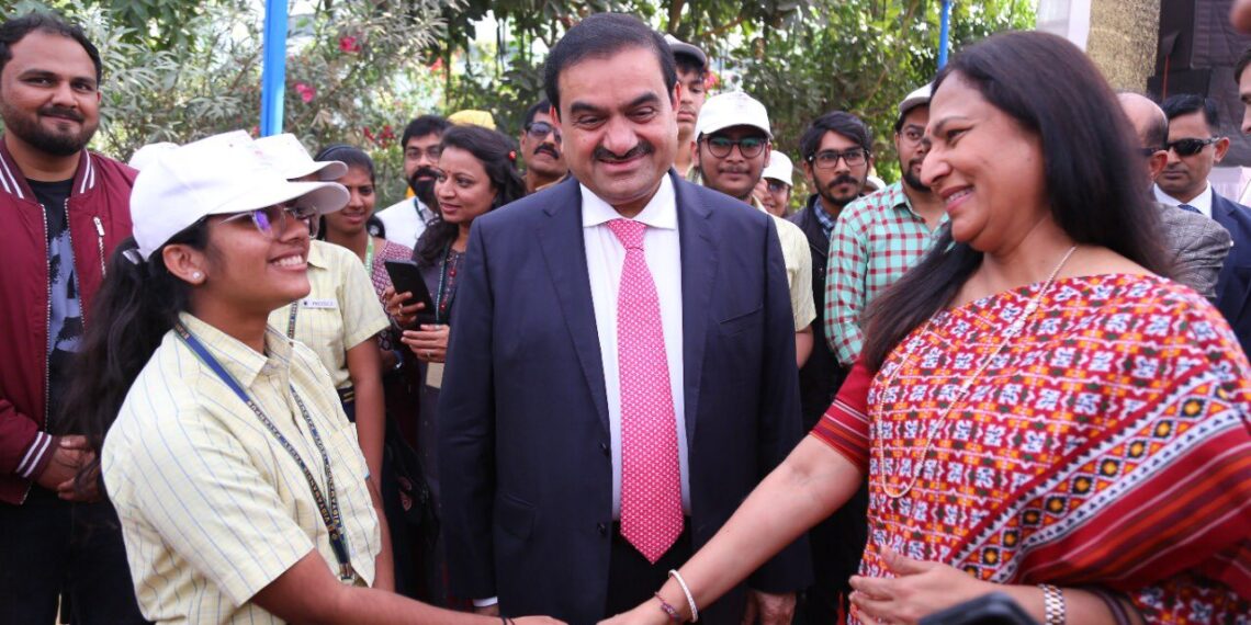 Gautam Adani, el hombre más rico de la India, enfrentará cargos de fraude y soborno en Estados Unidos