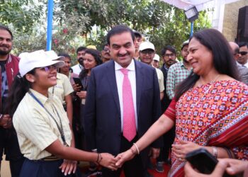 Gautam Adani, el hombre más rico de la India, enfrentará cargos de fraude y soborno en Estados Unidos