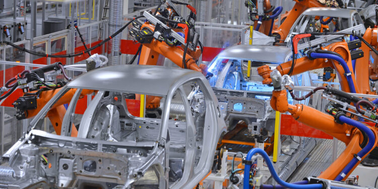 Trump insiste en aranceles para autos, pero la industria enfrenta retos por la globalización