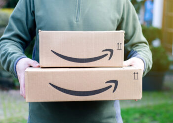 Trabajadores de Amazon inician huelgas en plena temporada navideña